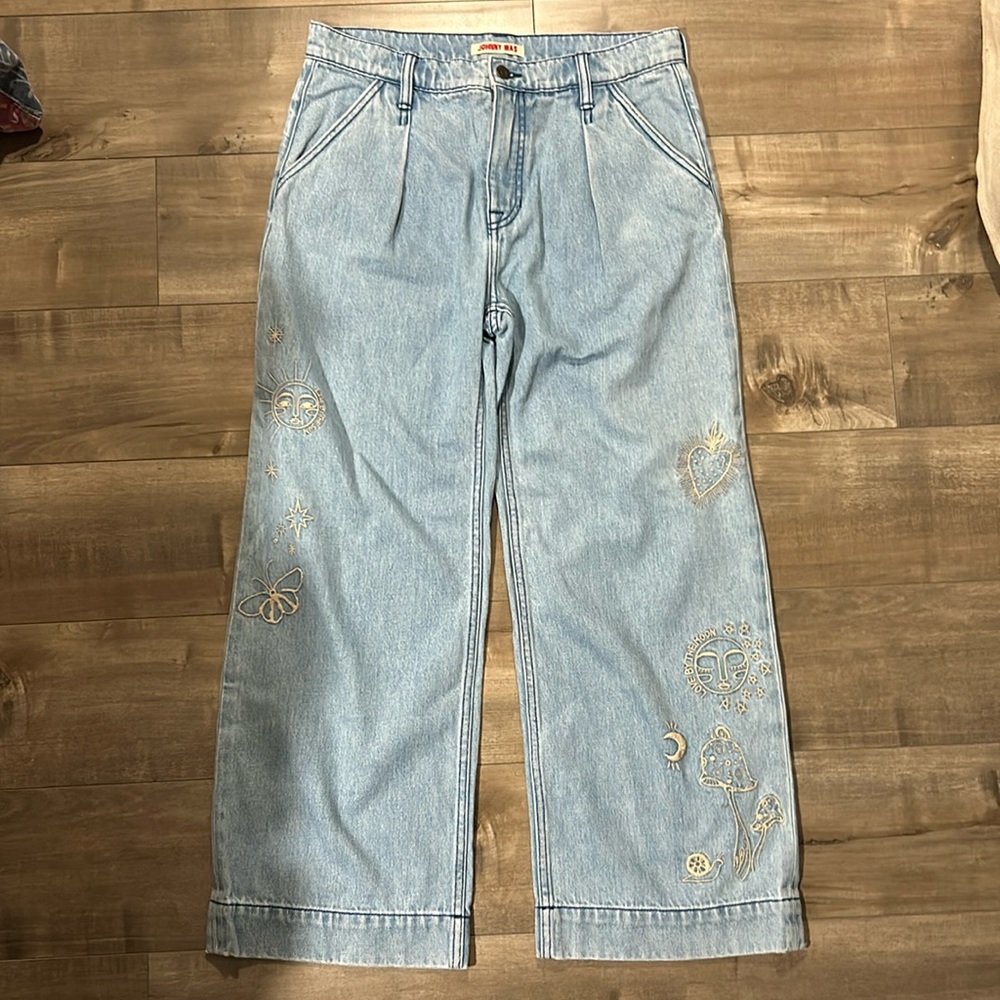 Johnny Was cute embroidered high waisted light wash jeans size 8